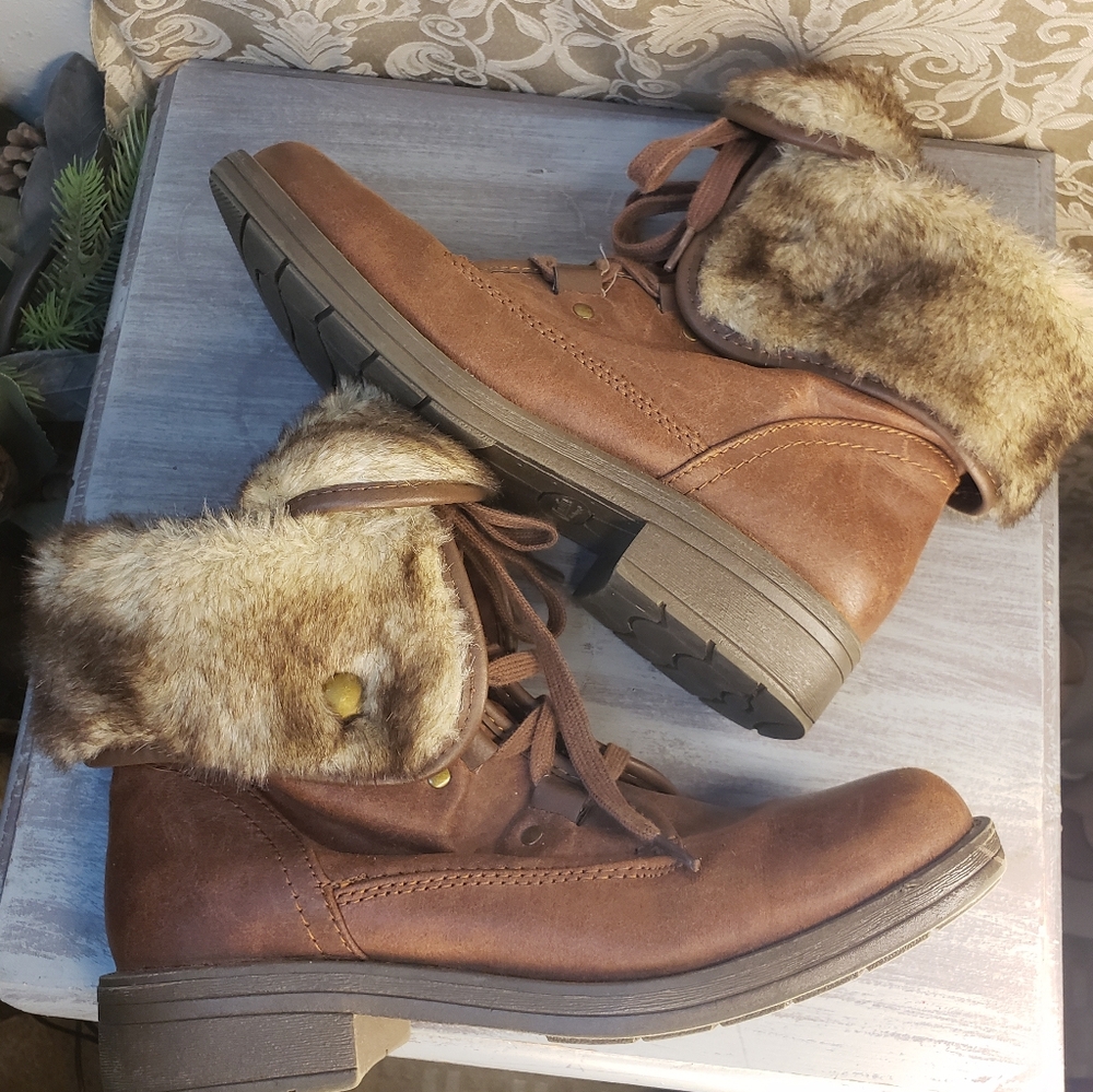 Austin Trading Company Brown boots with faux-fur cuffs Size 8½.